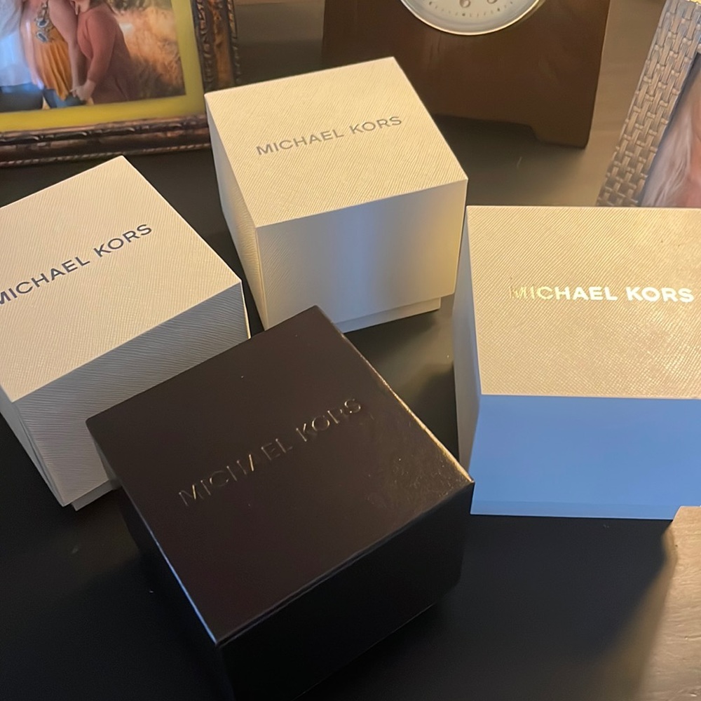 SOLD OUT Michael Kors Watch Box